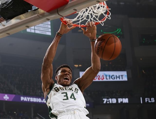  字母哥暴扣不断，雄鹿碾压尼克斯豪取八连胜